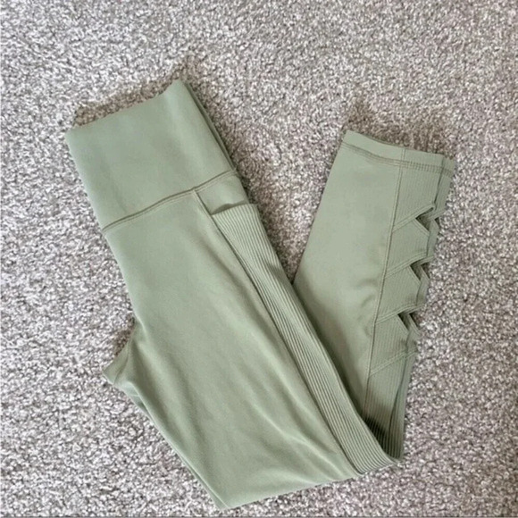 Athleta Green Salutation Stash Pocket II Cutout 7/8 Leggings Size L Women gym - Picture 12 of 15